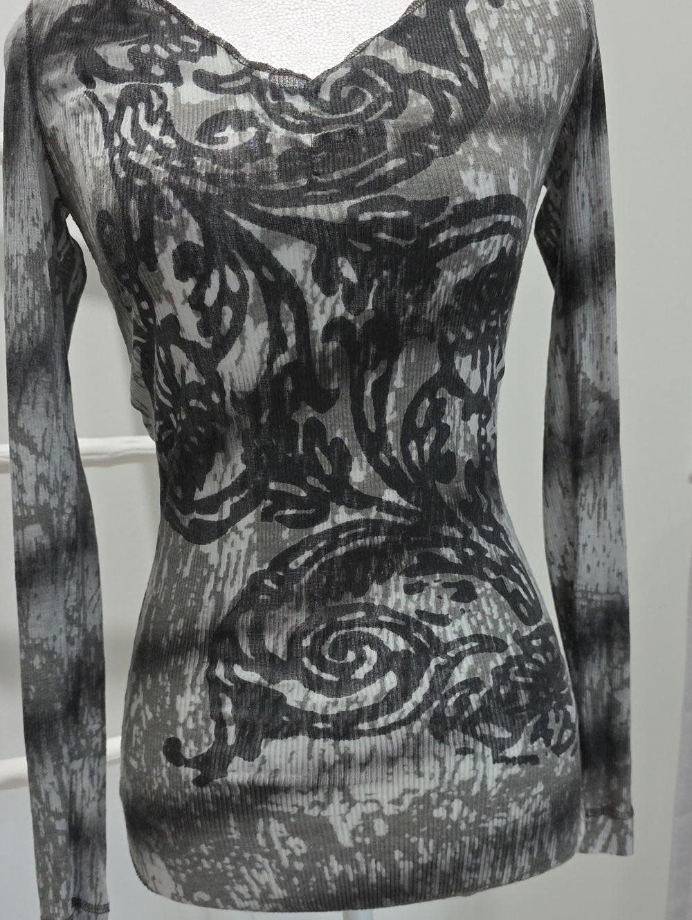 Long Sleeve V-Neck Patterned Stretch Bodycon Print Top - Picture 3 of 10